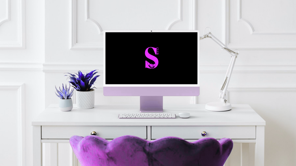 Bureau élégant blanc avec chaise violette et ordinateur affichant le logo rose de Swapclub, symbolisant un environnement de travail raffiné pour le mentorat VIP.