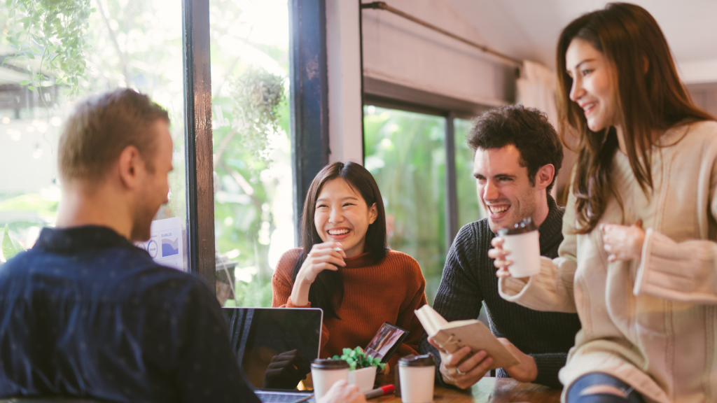 Un groupe de personnes assises à une table